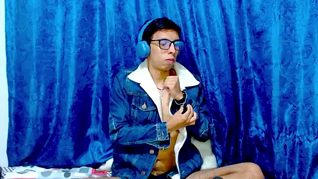 Snapshot of DavTwink3100 chatting on 02-10-26, 01:53 DavTwink3100 online show from 02-10-26, 01:53