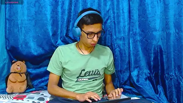 Snapshot of DavTwink3100 chatting on 03-04-26, 01:33 DavTwink3100 online show from 03-04-26, 01:33