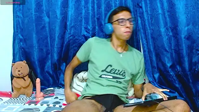 Snapshot of DavTwink3100 chatting on 03-06-26, 01:35 DavTwink3100 online show from 03-06-26, 01:35