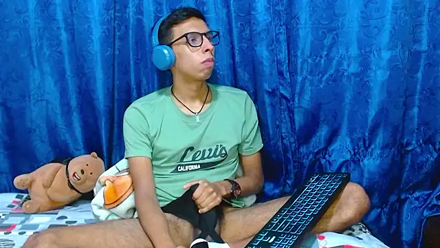 Snapshot of DavTwink3100 chatting on 03-09-26, 01:53 DavTwink3100 online show from 03-09-26, 01:53