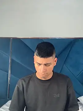 Snapshot of Emiliano_Reyes chatting on 12-20-25, 02:29 Emiliano Reyes online show from 12-20-25, 02:29