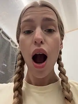 Snapshot of kira_mia chatting on 11-29-25, 04:10 kira mia online show from 11-29-25, 04:10