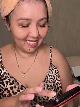 Snapshot of Love__Mom chatting on 10-21-25, 07:14 Love Mom online show from 10-21-25, 07:14