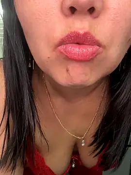 Snapshot of Love__Mom chatting on 10-25-25, 06:32 Love Mom online show from 10-25-25, 06:32