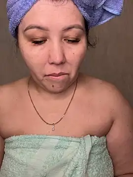 Snapshot of Love__Mom chatting on 11-16-25, 04:34 Love Mom online show from 11-16-25, 04:34