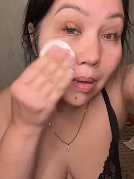 Snapshot of Love__Mom chatting on 12-17-25, 07:09 Love Mom online show from 12-17-25, 07:09