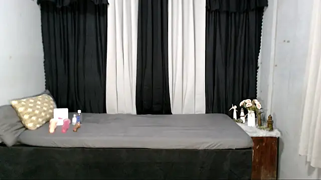 Snapshot of yourhottestzoey chatting on 10-25-25, 03:07 yourhottestzoey online show from 10-25-25, 03:07