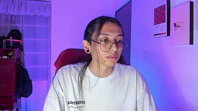 Snapshot of _Astrea_ chatting on 02-20-26, 01:02 Astrea online show from 02-20-26, 01:02