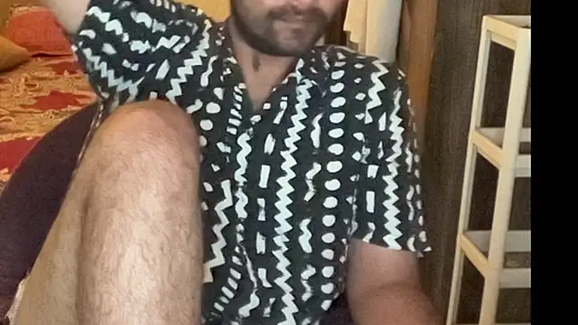 Snapshot of MakeMeAwareAah chatting on 10-25-25, 04:35 MakeMeAwareAah online show from 10-25-25, 04:35