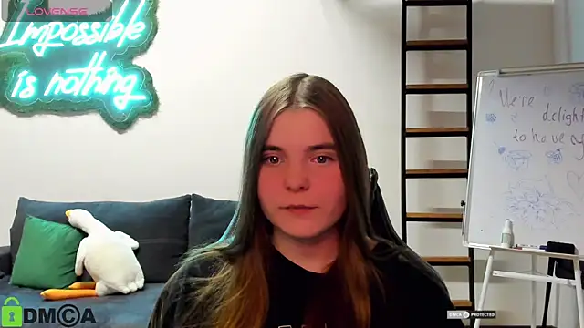 Snapshot of MiraaBloom chatting on 11-17-25, 02:23 MiraaBloom online show from 11-17-25, 02:23