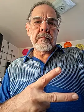 Snapshot of pena633 chatting on 12-14-25, 04:56 pena633 online show from 12-14-25, 04:56