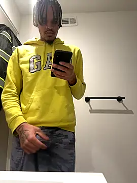 Snapshot of Mrmakeherwet_Tez chatting on 12-17-25, 06:19 Mrmakeherwet Tez online show from 12-17-25, 06:19