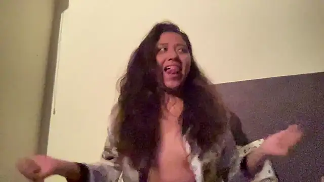 Snapshot of Kmiii21 chatting on 11-12-25, 06:58 Kmiii21 online show from 11-12-25, 06:58