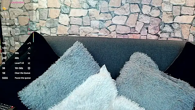 Snapshot of mia_roux1 chatting on 10-31-25, 05:25 mia roux1 online show from 10-31-25, 05:25