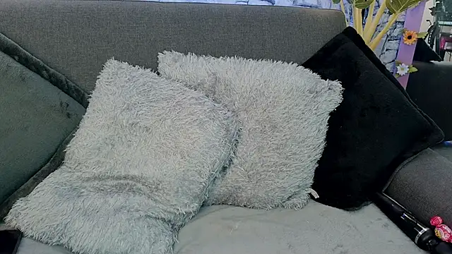 Snapshot of mia_roux1 chatting on 12-22-25, 07:44 mia roux1 online show from 12-22-25, 07:44