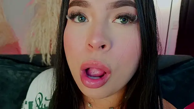 Snapshot of mia_roux1 chatting on 01-13-26, 12:49 mia roux1 online show from 01-13-26, 12:49