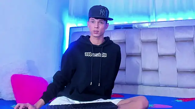 Snapshot of boyswantingplay chatting on 11-04-25, 08:08 boyswantingplay online show from 11-04-25, 08:08