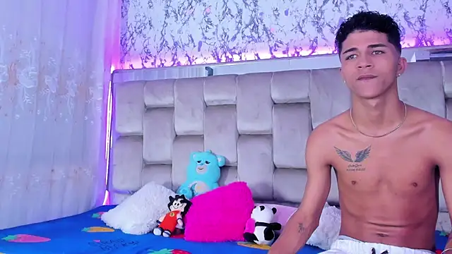 Snapshot of boyswantingplay chatting on 11-08-25, 02:01 boyswantingplay online show from 11-08-25, 02:01