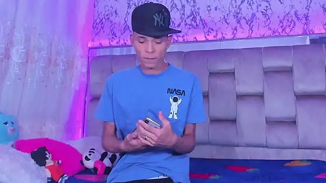 Snapshot of boyswantingplay chatting on 11-13-25, 04:44 boyswantingplay online show from 11-13-25, 04:44