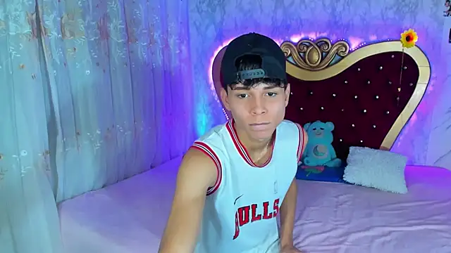 Snapshot of boyswantingplay chatting on 03-13-26, 07:53 boyswantingplay online show from 03-13-26, 07:53