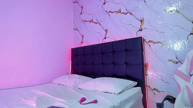 Snapshot of Scarlet_DLuce chatting on 06-19-26, 09:02 Scarlet DLuce online show from 06-19-26, 09:02