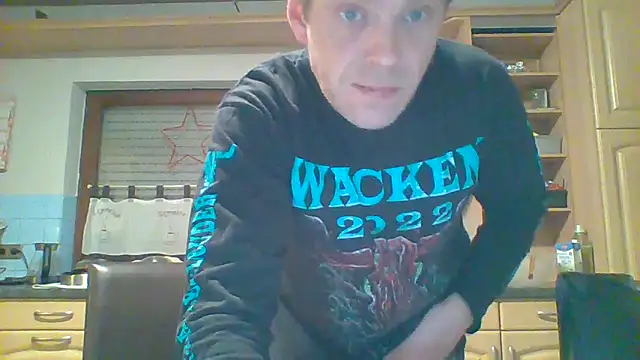 Snapshot of tommy3300 chatting on 12-22-25, 06:21 tommy3300 online show from 12-22-25, 06:21