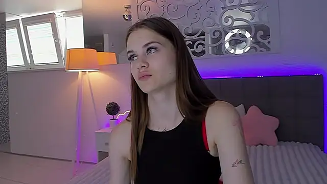 Snapshot of LuisaClover chatting on 06-27-26, 12:22 LuisaClover online show from 06-27-26, 12:22