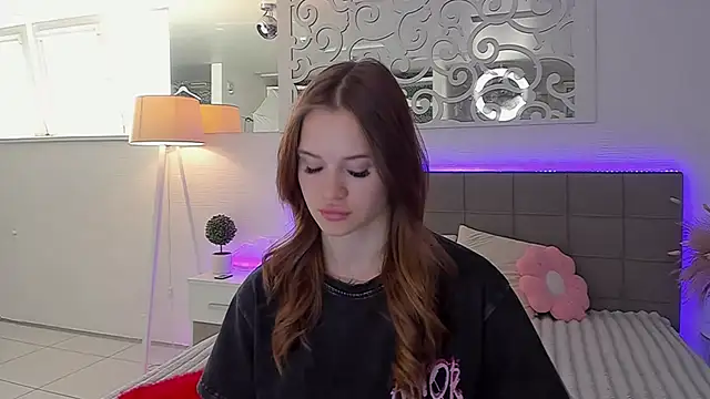 Snapshot of LuisaClover chatting on 07-14-26, 05:23 LuisaClover online show from 07-14-26, 05:23