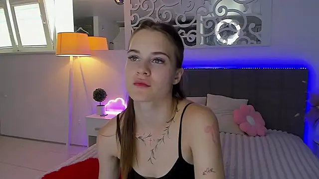 Snapshot of LuisaClover chatting on 07-15-26, 12:21 LuisaClover online show from 07-15-26, 12:21