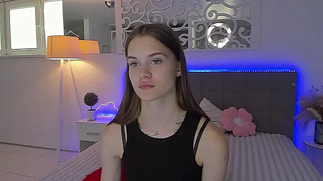 Snapshot of LuisaClover chatting on 07-25-26, 12:47 LuisaClover online show from 07-25-26, 12:47