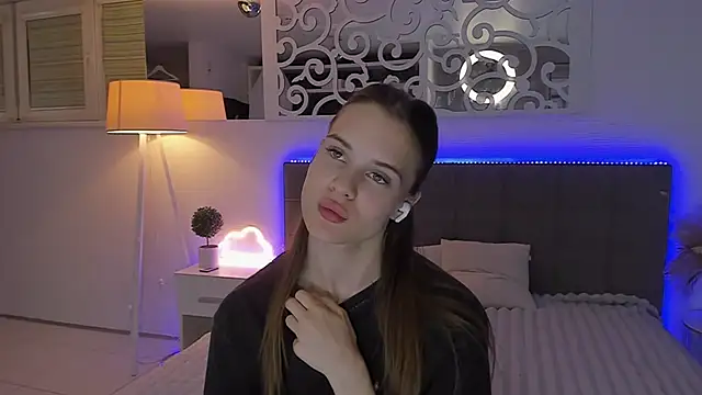 Snapshot of LuisaClover chatting on 07-27-26, 01:01 LuisaClover online show from 07-27-26, 01:01