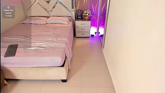 iam nicolle online show from 11-08-25, 01:44