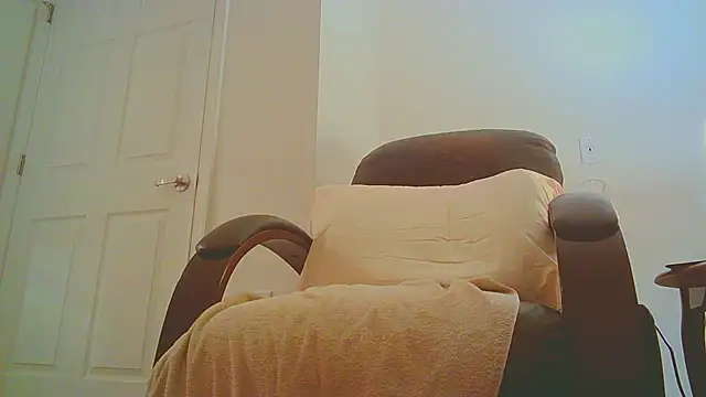 Snapshot of Taylor-32 chatting on 04-03-26, 01:14 Taylor-32 online show from 04-03-26, 01:14