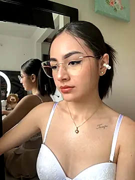 IslaCole online show from 10-26-25, 06:25