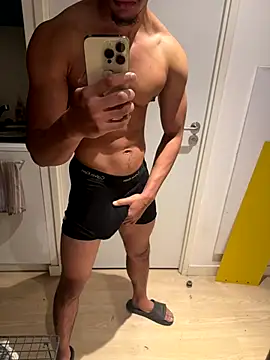 Snapshot of bigDickParis92 chatting on 10-24-25, 09:44 bigDickParis92 online show from 10-24-25, 09:44