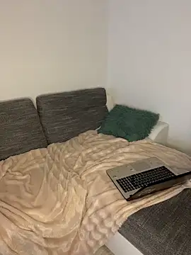 Snapshot of EllaMoonlight chatting on 12-17-25, 10:10 EllaMoonlight online show from 12-17-25, 10:10