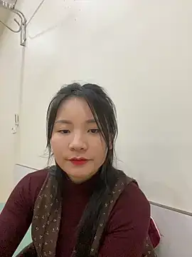 Bee Yellow00 online show from 02-05-26, 05:01