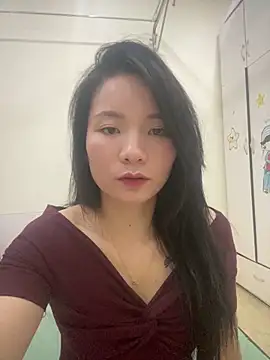 Bee Yellow00 online show from 04-29-26, 05:22