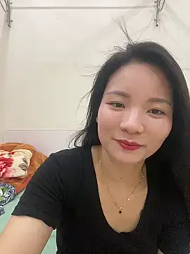 Bee Yellow00 online show from 05-18-26, 04:18
