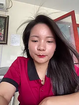 Bee Yellow00 online show from 06-15-26, 02:25