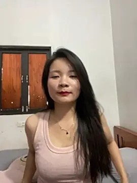 Bee Yellow00 online show from 06-17-26, 03:53