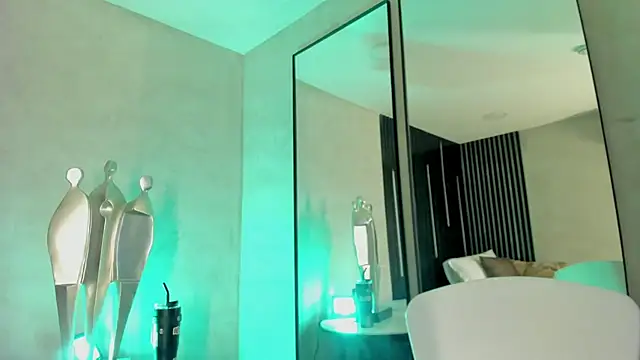 Snapshot of Val_Guerra chatting on 11-06-25, 05:30 Val Guerra online show from 11-06-25, 05:30