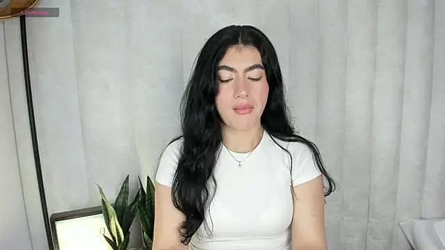 Snapshot of Emii_rous chatting on 11-11-25, 09:48 Emii rous online show from 11-11-25, 09:48