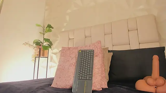 Snapshot of EmilyAllen_1 chatting on 02-14-26, 11:23 EmilyAllen 1 online show from 02-14-26, 11:23