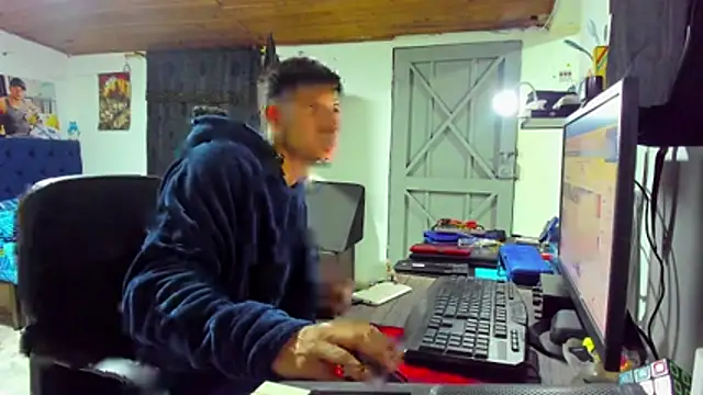 Snapshot of Malek_Ivonny chatting on 11-08-25, 12:00 Malek Ivonny online show from 11-08-25, 12:00