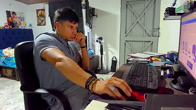 Snapshot of Malek_Ivonny chatting on 11-11-25, 02:44 Malek Ivonny online show from 11-11-25, 02:44