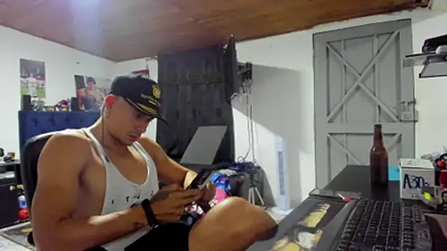 Snapshot of Malek_Ivonny chatting on 02-12-26, 11:11 Malek Ivonny online show from 02-12-26, 11:11