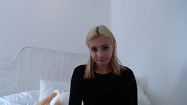 Snapshot of bellefleurrr chatting on 12-22-25, 01:19 bellefleurrr online show from 12-22-25, 01:19