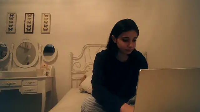 Snapshot of bellefleurrr chatting on 02-13-26, 09:00 bellefleurrr online show from 02-13-26, 09:00