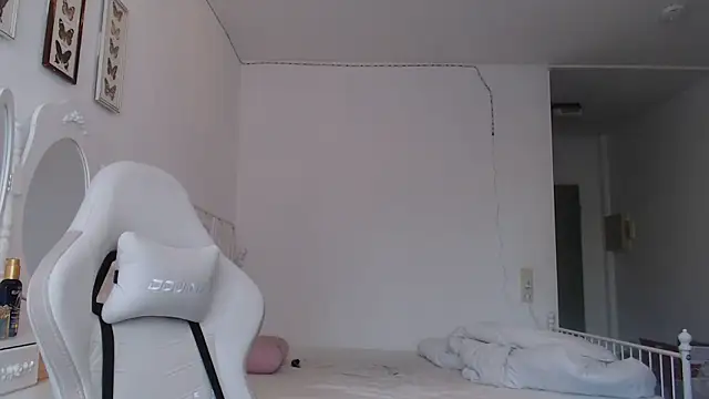 Snapshot of bellefleurrr chatting on 03-26-26, 07:03 bellefleurrr online show from 03-26-26, 07:03